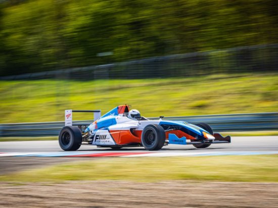 Jízda ve formuli F4 na Masarykově okruhu Autodromu Brno